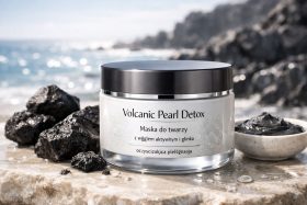 Słoik maski do twarzy Volcanic Pearl Detox z węglem aktywnym i glinką na kamiennym tle