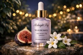 Butelka serum do twarzy z pipetą, obok połówka figi i białe kwiaty na kamieniu