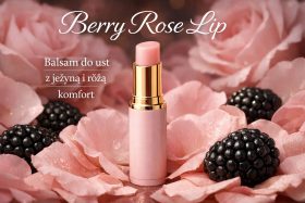 Różowy balsam do ust na tle różowych płatków i jeżyn