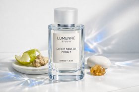 Butelka perfum Lumenne Studio Cloud Dancer Cobalt na białym tle z cytrusową skórką i kamieniami