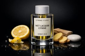 Butelka perfum Wet Lacquer Citrine z plasterkami imbiru i cytryną na czarnym tle