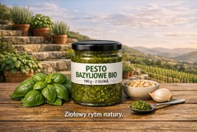 Słoik pesto bazyliowego bio z liśćmi bazylii i składnikami na drewnianym stole na tle ogrodu będący przykładem na wizualizacje produktowe