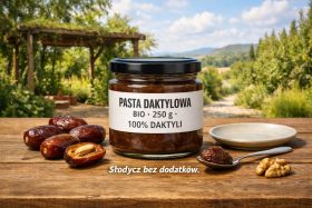 Słoik pasty daktylowej bio 250 g na drewnianym stole z daktylami i orzechami