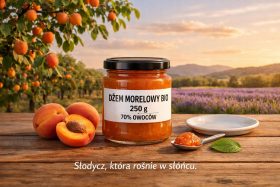 Słoik dżemu morelowego bio 250 g z 70% owoców na drewnianym stole z morelami i łyżką dżemu