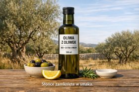 Butelka oliwy z oliwek extra virgin 500 ml na drewnianym stole z miską oliwek i cytryną będąca przykładem na wizualizacje produktowe