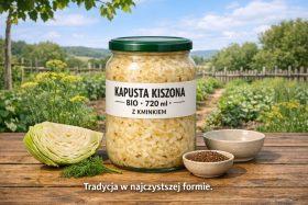 Słoik kiszonej kapusty bio z kminkiem na drewnianym stole na tle ogrodu