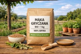 Opakowanie ekologicznej mąki gryczanej 1 kg na drewnianym stole na tle ogrodu