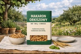Opakowanie makaronu orkiszowego BIO 500 g na drewnianym stole z miską makaronu i kłoskami zboża