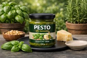 Słoik pesto alla Genovese z bazylią i serem na czarnym talerzu