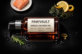 Butelka oleju omega z łososia z dozownikiem na czarnym tle z cytryną i rozmarynem