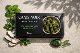 Czarne opakowanie gryzaków dentystycznych dla psów z zielonymi gryzakami i ziołami będące przykładem na wizualizacje produktowe