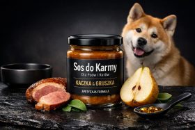 Słoik sosu do karmy dla psów i kotów z kaczką i gruszką na stole z psem w tle