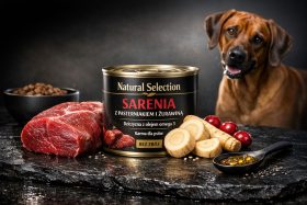 Puszka karmy dla psów z dziczyzną, pasternakiem i żurawiną obok surowego mięsa i psa