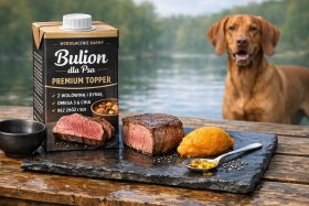 Opakowanie bulionu dla psa z kawałkami mięsa i puree na kamiennej desce, pies w tle będące przykładem na wizualizacje produktowe