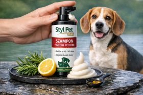 Butelka szamponu przeciw pchłom dla psów i kotów z kremową pianą i psem w tle będąca przykładem na wizualizacje produktowe