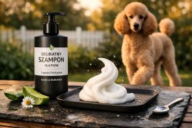 Butelka delikatnego szamponu dla psów z pianą i psem w tle