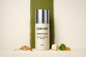 Butelka kremu barierowego Cera Vex na zielonym tle z naturalnymi składnikami będąca przykładem na wizualizacje produktowe