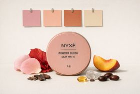 Róż do policzków NYXÉ w pudrze z próbkami kolorów i naturalnymi składnikami