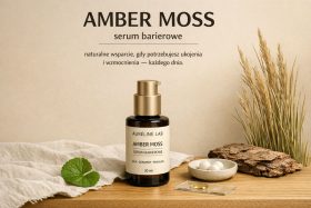 Butelka serum barierowego Amber Moss na drewnianym stole z naturalnymi dodatkami