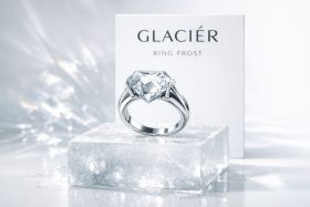 Srebrny pierścionek z dużym przezroczystym kamieniem na lodowej podstawce