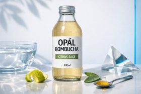 Butelka kombuchy Opál Citrus Sage z kroplami wody na szkle będąca przykładem na wizualizacje produktowe