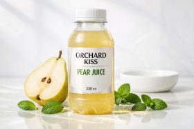 Butelka soku gruszkowego z etykietą i połówka świeżej gruszki na białym tle