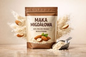 Opakowanie mąki migdałowej z migdałami i miarką z mąką na stole