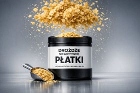 Czarne opakowanie z nieaktywnymi drożdżowymi płatkami i metalowa łyżka z płatkami