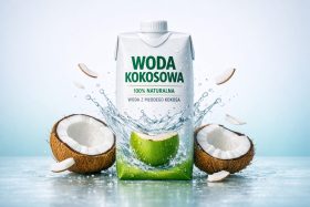 Kartonik wody kokosowej z rozbitymi kokosami i wodą rozpryskującą się wokół