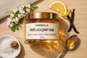 Słoik miodu akacjowego raw z plasterkiem cytryny i laskami wanilii na drewnianym tle