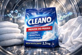 Opakowanie proszku do prania Cleano 2,5 kg w bębnie pralki z białymi ręcznikami i koszulą