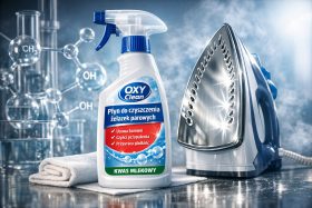 Butelka płynu do czyszczenia żelazek parowych obok parowego żelazka i ręcznika