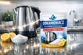 Opakowanie odkamieniacza do czajników elektrycznych z cytryną i czajnikiem na blacie kuchennym będące przykładem na wizualizacje produktowe