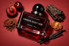 Butelka perfum Crimson Velvet Noir z owocami i przyprawami na czerwonym tle