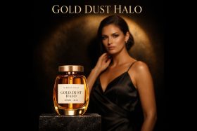 Butelka perfum Gold Dust Halo na czarnym tle z kobietą w czarnej sukience w tle