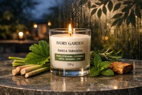 Zapalone świeca tarasowa Ivory Garden z trawą cytrynową i miętą na kamiennym blacie będąca przykładem na wizualizacje produktowe