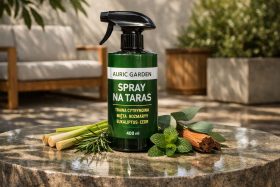 Zielona butelka sprayu na taras z naturalnymi składnikami na kamiennym stole