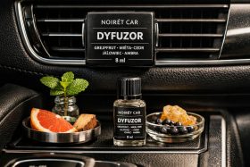 Dyfuzor zapachowy do samochodu z olejkiem eterycznym o zapachu grejpfruta i mięty będący przykładem na wizualizacje produktowe