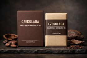 Dwie tabliczki czekolady rzemieślniczej 70% z Madagaskaru na kamiennej powierzchni