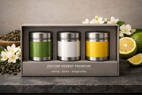 Zestaw trzech metalowych puszek na herbatę z kolorowymi etykietami w pudełku