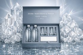 Zestaw wody mineralnej z dwiema butelkami i dwoma szklankami w eleganckim opakowaniu