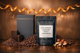 Opakowanie kawy ziarnistej z czekoladą, orzechem i pomarańczą na tle ziaren kawy i orzechów