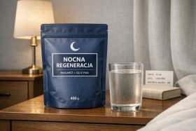 Opakowanie suplementu nocna regeneracja z magnezem i glicyną obok szklanki wody na stoliku nocnym