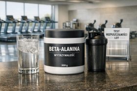 Pojemnik beta-alaniny 300 g z napojem i shakerm na blacie w siłowni będący przykładem na wizualizacje produktowe