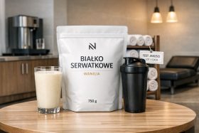 Opakowanie białka serwatkowego wanilia z szklanką shake i czarnym shakerem na drewnianym stole