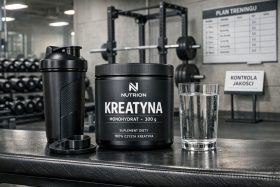 Pojemnik kreatyny, shaker i szklanka wody na ławce w siłowni