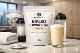 Opakowanie białka serwatkowego waniliowego Nutris Pro z szklanką napoju i shakerem