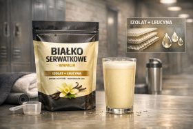 Opakowanie białka serwatkowego waniliowego z szklanką napoju i miarką na stole będące przykładem na wizualizacje produktowe