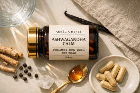 Butelka suplementu Ashwagandha Calm z kapsułkami i naturalnymi składnikami