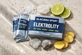 Opakowanie i saszetki elektrolitów Glaciera Sport z limonką i imbirem na piasku będące przykładem na wizualizacje produktowe